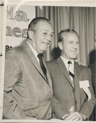  ?? RICARDO RAMIREZ BUXEDA/ORLANDO SENTINEL/TNS ?? Walt Disney, left, with Major General William “Joe” Potter, from a photo album of Kent Hipp, the general’s grandson.