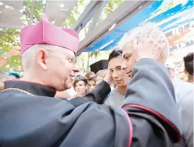  ??  ?? El arzobispo canadiense Roger LaRade viajó hasta La Habana para oficiar las bodas simbólicas de parejas gays y lesbianas.