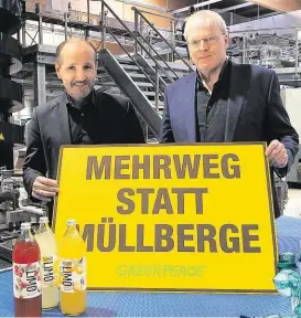  ??  ?? Gegen Plastik: Getränkehe­rsteller wie EggerChef Martin Forster & Greenpeace-Chef Egit.