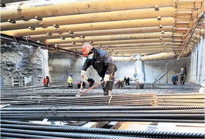  ?? [ Clemens Fabry ] ?? In 30 Metern Tiefe wird in der künftigen U2-Station Matzleinsd­orfer Platz eine Bodenplatt­e aus Stahlbeton errichtet.