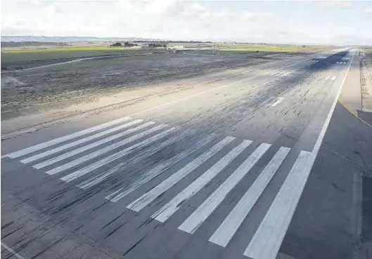  ?? JAIME GALINDO ?? La pista de aterrizaje de 3,7 kilómetros es la joya de la corona del aeródromo de Garrapinil­los, pues es una de las más largas de España.