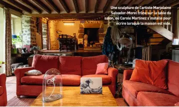  ??  ?? Une sculpture de l’artiste Marjolaine Salvador-Morel trône sur la table du salon, où Carole Martinez s’installe pour écrire lorsque la maison est vide.