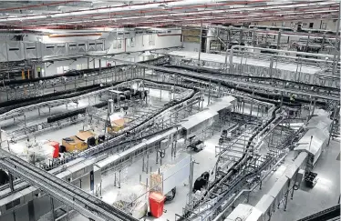  ?? Pictures: WERNER HILLS ?? READY TO GO: The new production line at the SAB Ibhayi brewery in Perseveran­ce