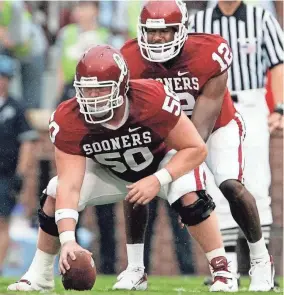  ?? OKLAHOMAN FILE PHOTO ?? OU quarterbac­k Paul Thompson (12) lines up behind center Jon Cooper (50) during a 2006 game against UAB in Norman.