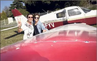  ?? (Photo Gilles Traverso) ?? Viviane,  ans, et Cécile,  ans, sont ravies : leur balade en avion dans le ciel azuréen est le symbole d’un envol vers une nouvelle vie, après la maladie.