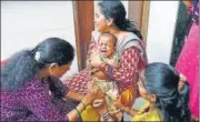  ?? HT PHOTO ?? Health workers administer the measles vaccine in Kurla.