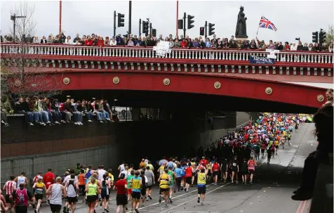  ?? GETTY IMAGES ?? Spectators cheer on runners during the 2008 Flora London Marathon in London, England.