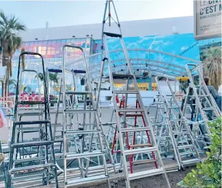  ?? ALFONSO QUIÑONES ?? Entrada al Palais du Festival, aun sin la alfombra roja. Las escaleras son de los vecinos de Cannes, quienes forman parte de la tradición de acogida a las estrellas.