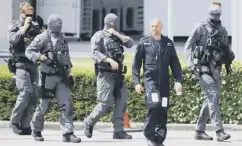  ??  ?? 0 Armed police await the arrival of Donald Trump