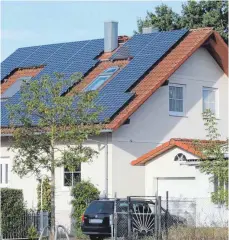  ?? FOTO: NESTOR BACHMANN ?? Im Schnitt wird rund ein Drittel des Stroms der Photovolta­ikanlage auf dem Hausdach auch im Haushalt verbraucht.