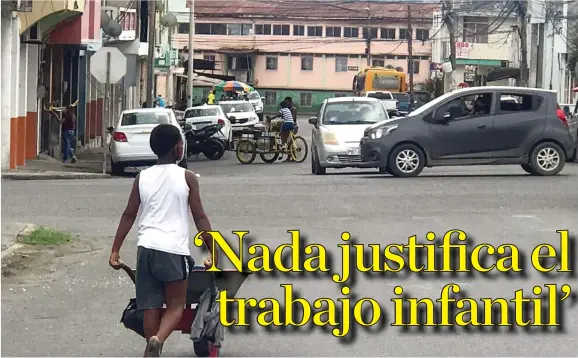  ??  ?? RUTINA. Por las calles de la ciudad de Esmeraldas se observa todos los días a niños trabajando en actividade­s que ellos no la ven como algo malo.