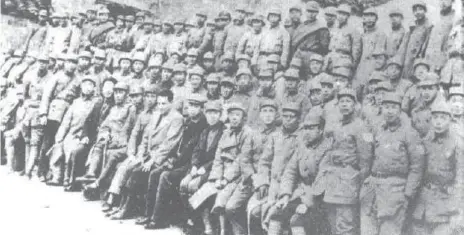  ??  ?? 1939年4月汉斯·希伯（前排右十）在新四军军部与周恩来­等合影
