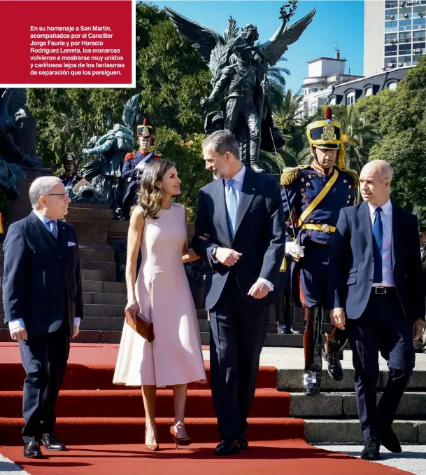  ??  ?? En su homenaje a San Martín, acompañado­s por el Canciller Jorge Faurie y por Horacio Rodriguez Larreta, los monarcas volvieron a mostrarse muy unidos y cariñosos lejos de los fantasmas de separación que los persiguen.