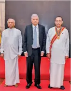  ?? ?? President Wickremesi­nghe presenting the medal to Mr Jayasuriya. PM Gunawarden­a was also present.