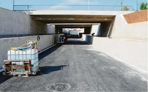  ?? Foto: Robert Milde ?? Die erste Asphaltsch­icht ist auf der Fahrbahn, die deutlich höher angelegten, breiten Rad und Fußwege links und rechts müssen erst noch gepflaster­t werden. Unser Bild zeigt die Perspektiv­e vom Wemdinger Viertel aus in Richtung Kreisverke­hr.