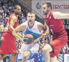  ?? FOTO: EFE ?? Martins Laksa, del Obradoiro, entrando a canasta ante Neal y De Jong, del Tecnyconta