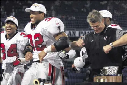  ?? FILE ?? Falcons coach Dan Reeves does the “Dirty Bird” with running back Jamal Anderson (center) and cornerback Ray Buchanan after winning the NFC championsh­ip game in 1999.