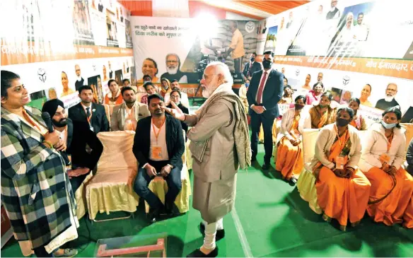  ?? Photo: ANI ?? Indian Prime Minister Narendra Modi interactin­g with the beneficiar­ies of various schemes, in Kanpur on December 28, 2021.