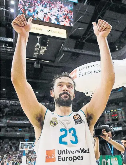  ?? FOTO: EFE ?? Sergio Llull celebra la clasificac­ión del Real Madrid. El base anotó 11 puntos en su segundo partido