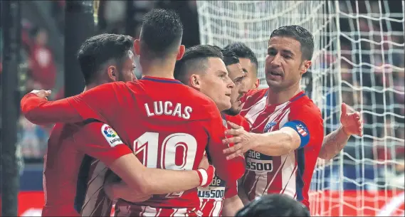  ?? FOTO: EFE ?? El Atlético de Madrid celebra el gol de Kevin Gameiro que fue suficiente para llevarse los tres puntos una vez más