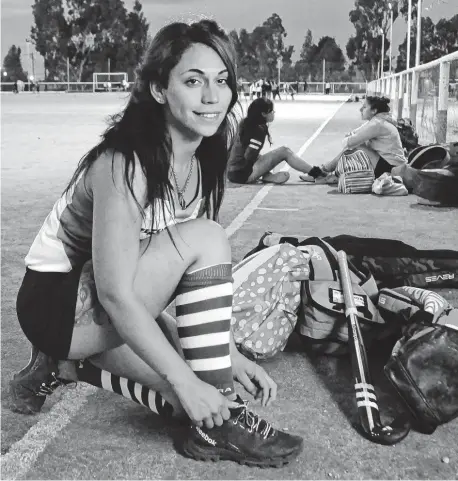  ??  ?? Sus botines, el palo y la camiseta de Palihue esperan. Mientras tanto, Saira lucha por disfrutar del deporte que ama.