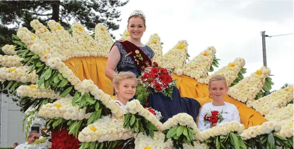  ?? Fotos: Silke Federsel ?? Prächtig: Im Thronwagen durfte die neue Rosenkönig­in Steffi I. zusammen mit ihren Weißen Mädchen sitzen.