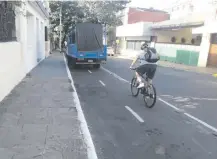  ??  ?? Ciclista se encuentra con un camión estacionad­o en el camino.