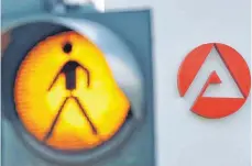  ?? FOTO: JAN WOITAS/DPA ?? Eine Ampel warnt Autofahrer vor kreuzenden Fußgängern auf dem Weg zur Agentur für Arbeit. 2020 standen dem deutschen Arbeitsmar­kt mehrere Hunderttau­send Arbeitskrä­fte weniger zur Verfügung.
