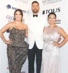  ??  ?? Eva Longoria, Ricky Martin y Alina Peralta a su paso por la alfombra de la gala.