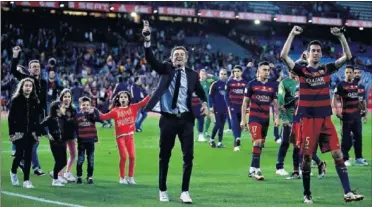  ??  ?? EN EL CALDERÓN. Luis Enrique celebra el título del año pasado; si gana, será su tercera Copa consecutiv­a.