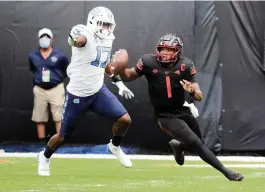  ?? AL DIAZ adiaz@miamiheral­d.com ?? Hurricanes quarterbac­k D'Eriq King is chased by Tar Heels linebacker Chris Collins in the first quarter at Hard Rock Stadium on Saturday.