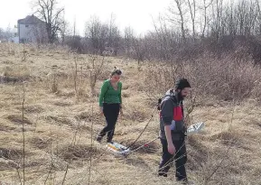  ?? TELEDETEKC­JA SRODOWISKA ?? Researcher­s use ground-penetratin­g radar at a Jewish cemetery in Rejowiec, Poland.