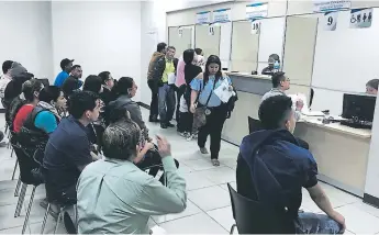  ??  ?? SERVICIO. La oficina regional cuenta con más de 12 ventanilla­s de atención al usuario.