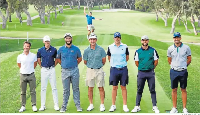  ?? A. CARRASCO RAGEL / EFE ?? Sebastián García bromea saltando al llegar tarde a la foto de los españoles: Eduardo de la Riva, Pep Angles, Jon Rahm, Gonzalo Fernández Castaño, Nacho Elvira, Adri Arnaus y Álvaro Quirós.