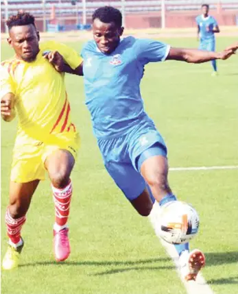  ??  ?? Joh-Paul Chinedu of Warri Woves (L) fights for the ball with Lobi Stars defender Ebube-Duru during the NPFL match at the Aper Aku stadium Makurdi