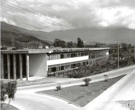  ??  ?? La imagen izquierda es el aspecto de la biblioteca luego de su renovación que concluyó este año. A la derecha, el aspecto de la Piloto en el año 1963, aún en obra negra.