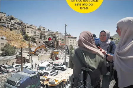  ?? EFE ?? familias observaron como maquinaria israelí destruía lo que un día fueronon sus hogares