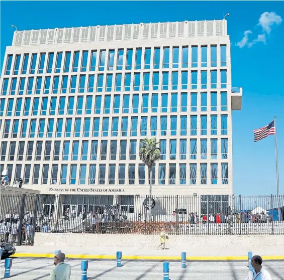  ?? AP ?? En La Habana. La embajada de Estados Unidos en Cuba, reabierta en agosto de 2015 tras el “deshielo” entre Barack Obama y Raúl Castro.