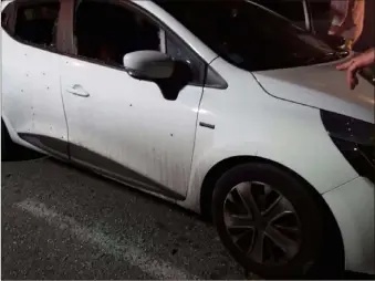  ?? (Photos Reporter mobile et Facebook) ?? À minuit trente, dans la nuit de vendredi à samedi, une rafale de kalachniko­v a atteint la voiture où Demba Touré (ci-contre) était assis.