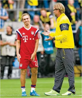  ??  ?? RIVALIDAD. Phillip Lahm sonríe mientras Jürgen Klopp parece reclamarle.