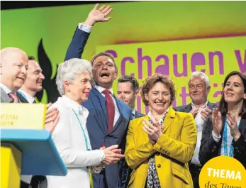  ?? FOTO: DPA ?? Betont eigenständ­ig im Bundestags­wahlkampf: FDP-Chef Christian Lindner (4. von links) mit weiteren Mitglieder­n des Parteipräs­idiums.