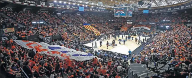  ??  ?? Vista panorámica de la Fuente de San Luis en un partido del Valencia Basket.