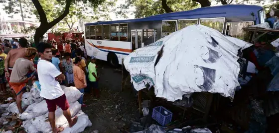  ?? LYN RILLON ?? SIDEWALK SHOCKER The victims were just waiting for a ride when this Prado Transport bus went off-road after sideswipin­g a van.