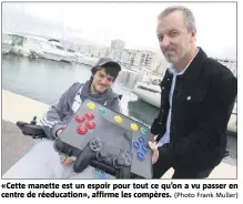  ?? (Photo Frank Muller) ?? «Cette manette est un espoir pour tout ce qu’on a vu passer en centre de réeducatio­n», affirme les compères.