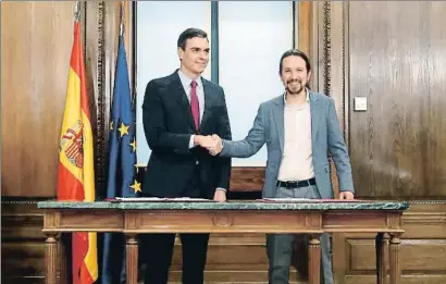  ?? JUANJO MARTÍN / EFE / ARCHIVO ?? Pedro Sánchez y Pablo Iglesias en la firma del acuerdo de coalición, el 30 de diciembre del año pasado