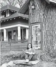  ?? MICKEY HOWARD ?? Sharalee Armitage Howard made a stump outside her Idaho house into a magical-looking Little Free Library.