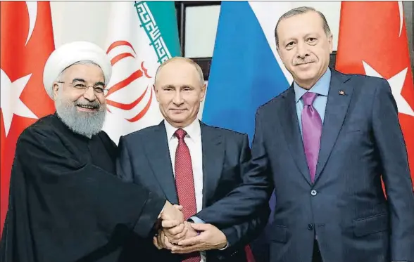  ?? MIKHAIL METZEL / AFP ?? El líder ruso, Vladímir Putin (centro), reunió ayer en Sochi a los presidente­s iraní y turco, Hasan Rohani y Recep Tayyip Erdogan