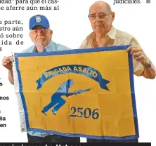  ??  ?? FERVOR. Veteranos de Bahía de Cochinos vivaron a Trump en la Pequeña Habana, en Miami.