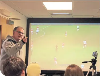  ??  ?? Marcelo Bielsa hosted an opposition analysis session for the media