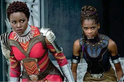  ??  ?? Protagonis­te Una scena del film «Black Panther»: Nakia e Shuri, interpreta­te da Lupita Nyong’o e Letitia Wright, si preparano a combattere